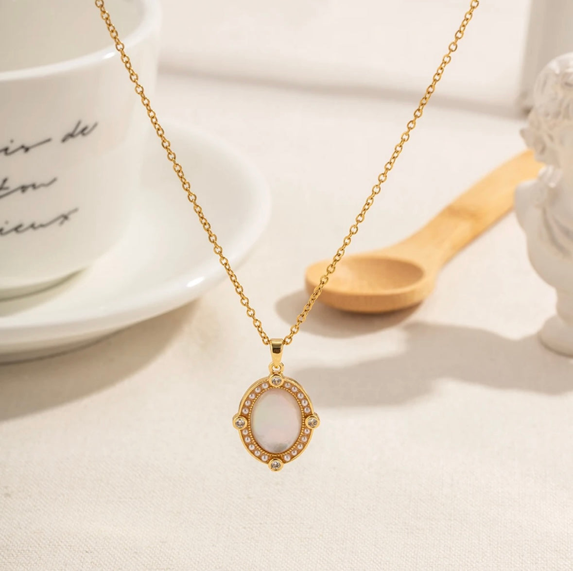 Oval White Shell Zircon Necklace